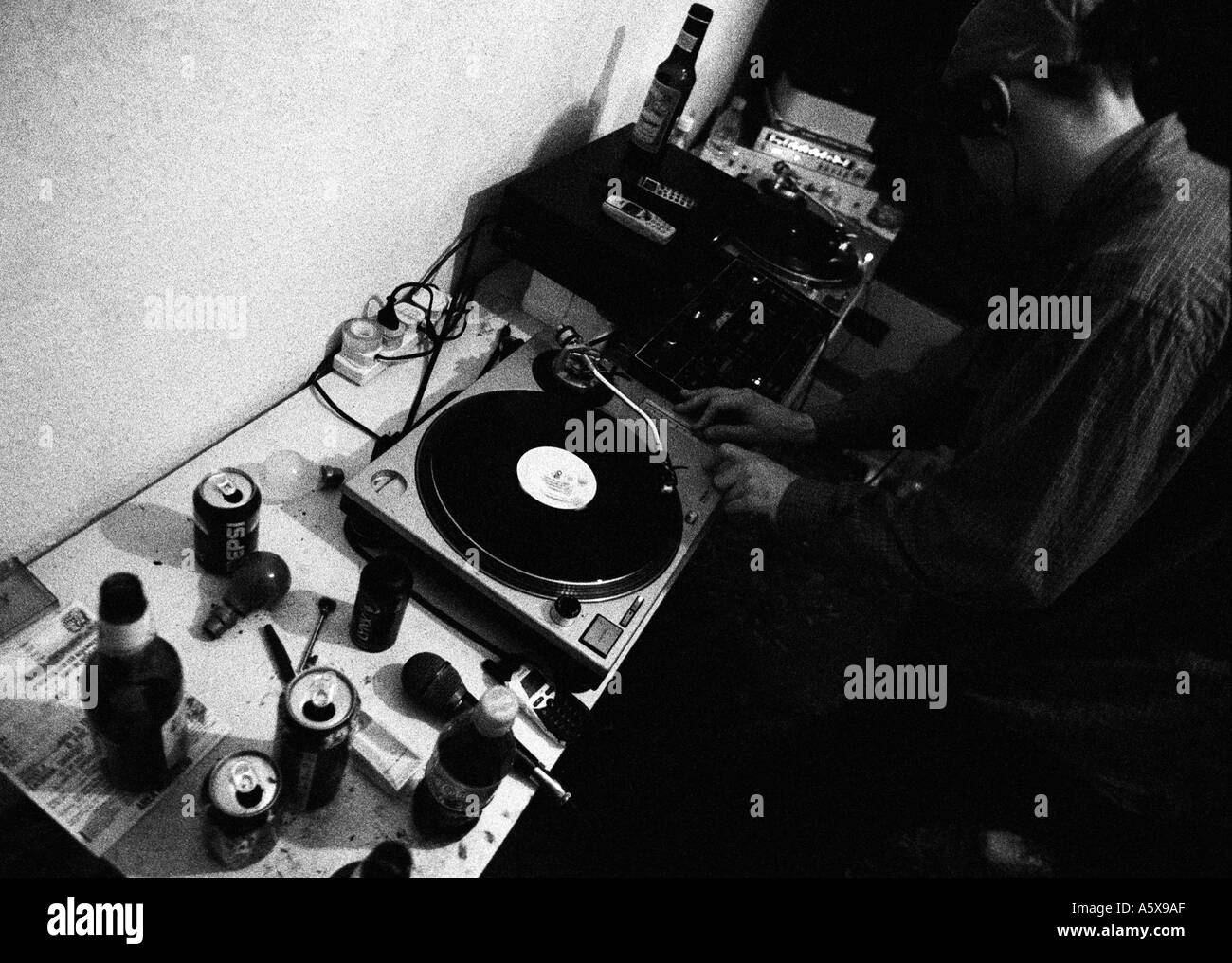 Radio pirata di mixaggio DJ deck su Londra Foto Stock