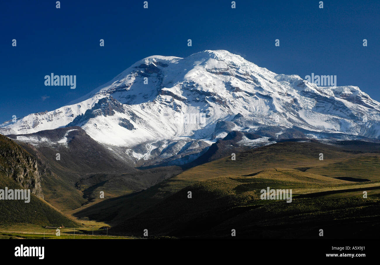 Vista del Chimborazo da Pulingue San Pablo, Pulingue San Pablo, Provincia del Chimborazo, Ecuador, Sud America Foto Stock