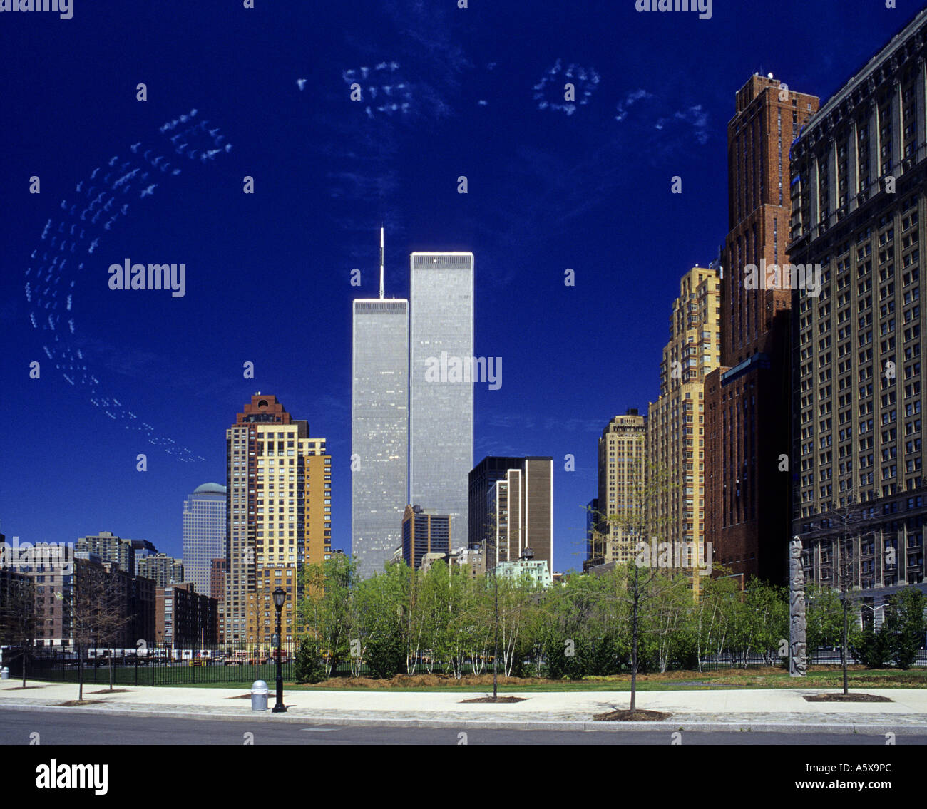 Osservare attentamente skywriting formando un anello intorno all'ex World Trade Center Twin towers in New York Foto Stock Osservare attentamente skywriting formando un anello intorno all'ex World Trade Center Twin towers in New York Foto Stock