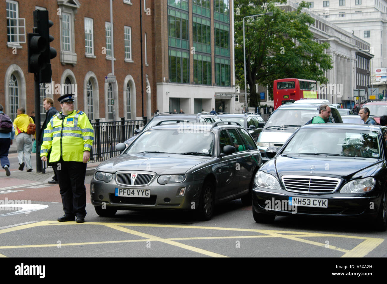 Responsabile del supporto della comunità che dirige il traffico a Londra, Inghilterra Foto Stock