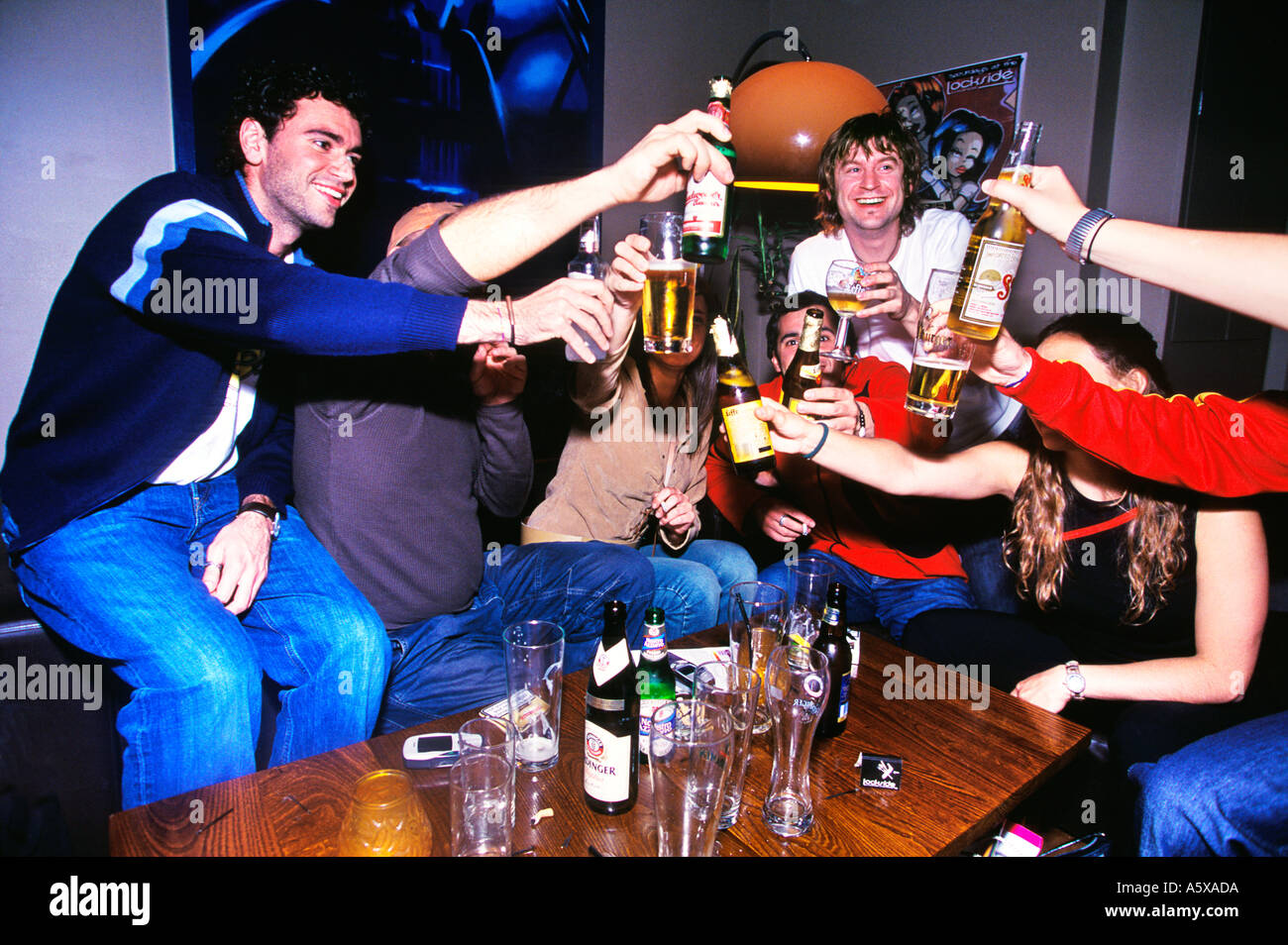 Gruppo di persone a bere in Lockside Lounge pub londinese di Camden Foto Stock