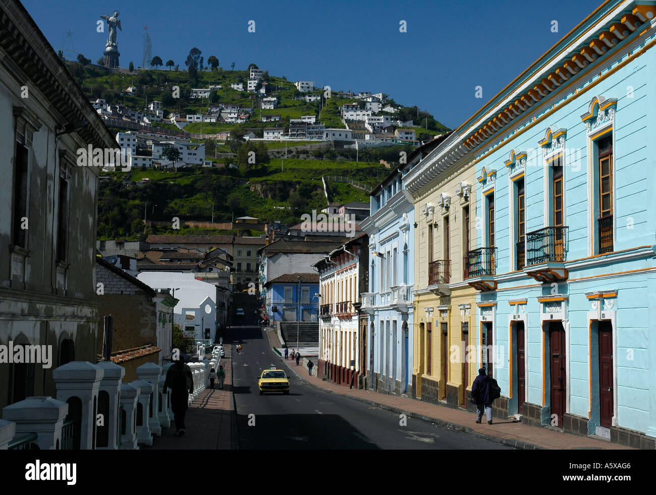 Street e la vista del monte Panecillo con la Vergine di Quito, Quito Pichincha Provincia, Ecuador, Sud America Foto Stock