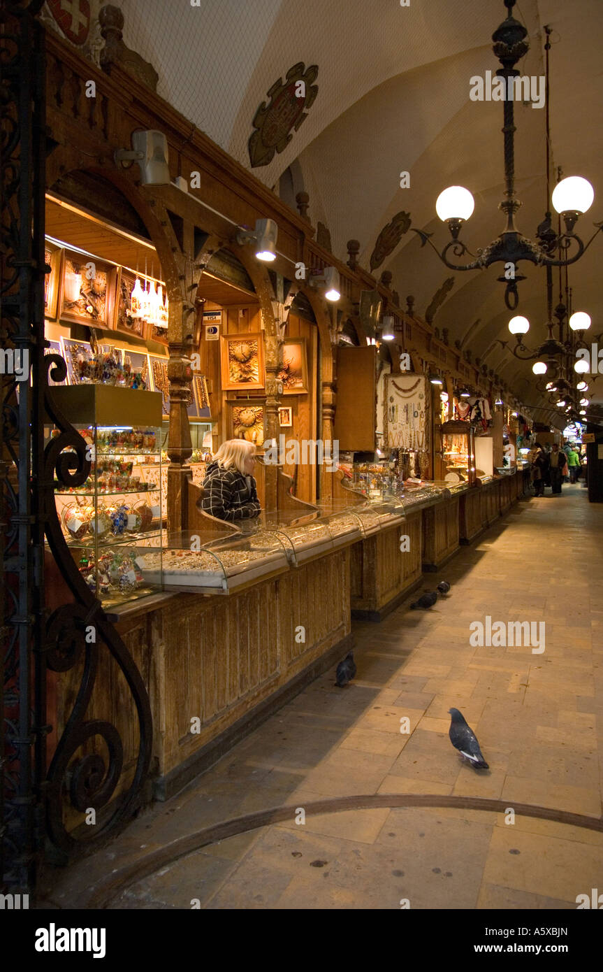 I negozi che vendono ambra tradizionale icona e negozio di souvenir in panno Hall di Rynek Glowny, sulla piazza del Mercato di Cracovia in Polonia Foto Stock