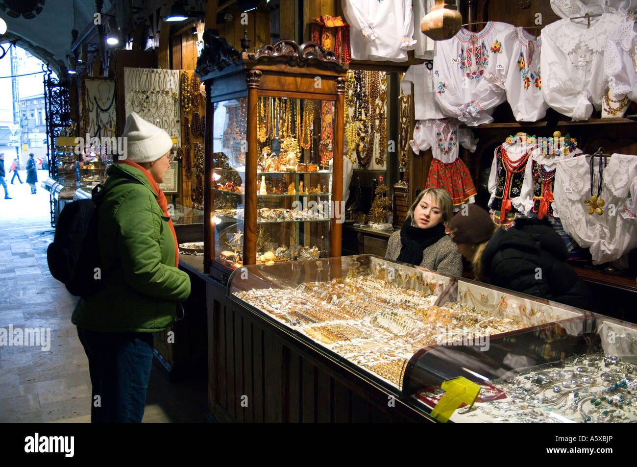 I negozi che vendono ambra tradizionale icona e negozio di souvenir in panno Hall di Rynek Glowny, sulla piazza del Mercato di Cracovia in Polonia Foto Stock