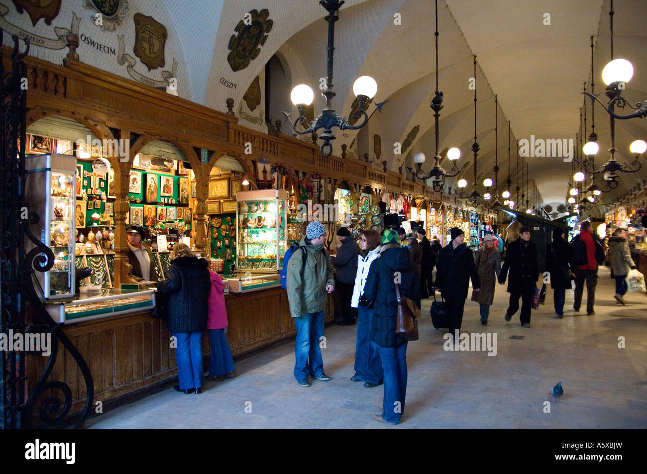 I negozi che vendono ambra tradizionale icona e negozio di souvenir in panno Hall di Rynek Glowny, sulla piazza del Mercato di Cracovia in Polonia Foto Stock