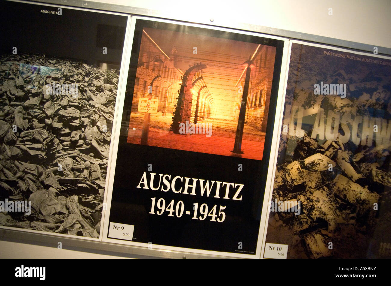 Poster sulla strada per il Museo di Auschwitz, nei pressi di Cracovia - Polonia Foto Stock