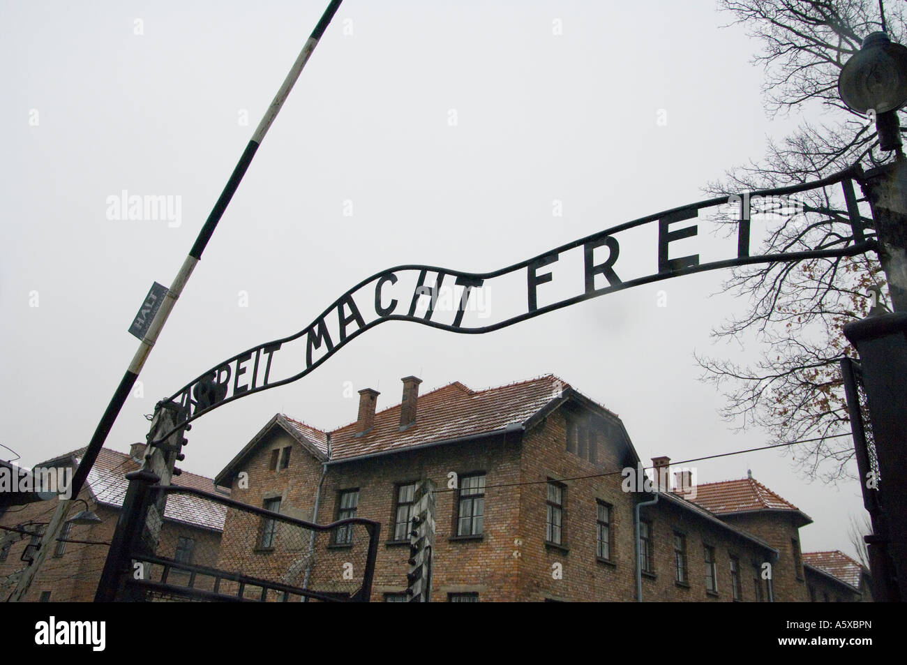 Il cinico motto Arbeit macht frei - il lavoro vi rende liberi - al campo di concentramento nazista di Auschwitz 1 vicino a Cracovia in Polonia Foto Stock