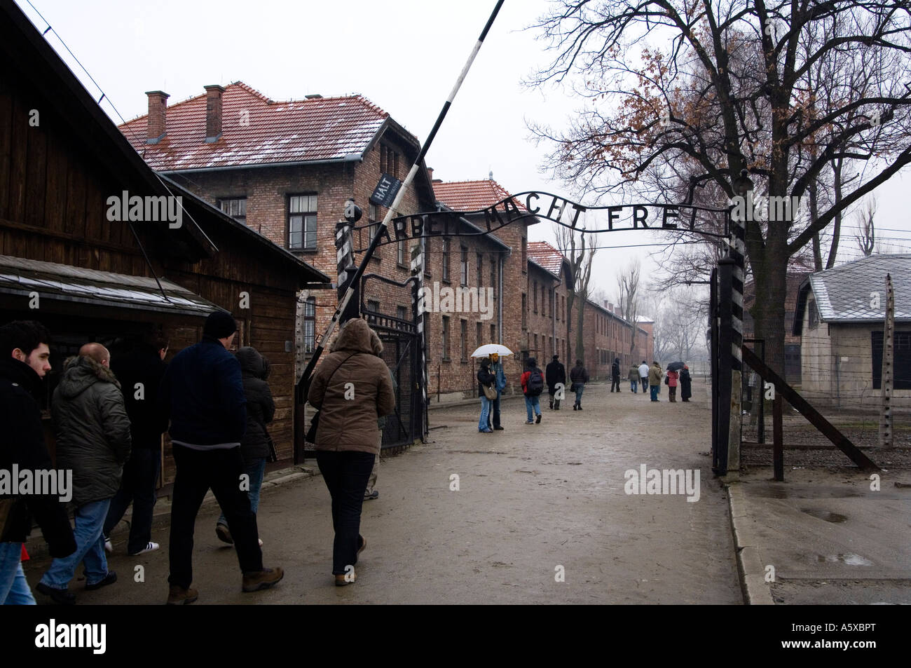 L ingresso del campo di concentramento nazista di Auschwitz 1 con il cinico motto Arbeit macht frei - il lavoro vi rende liberi Foto Stock
