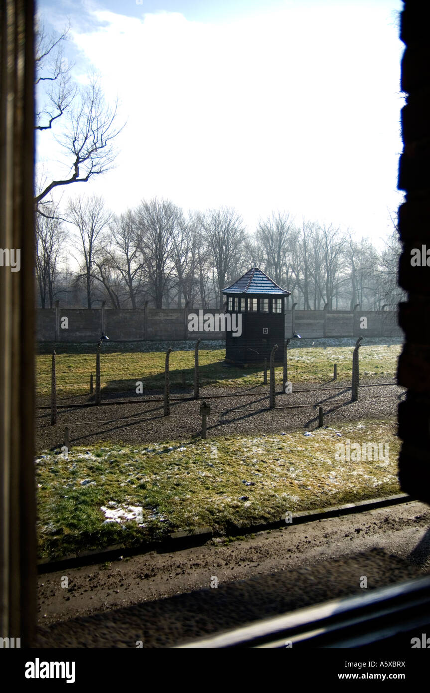 Una torre di vedetta nel campo di concentramento nazista di Auschwitz 1 vicino a Cracovia in Polonia Foto Stock