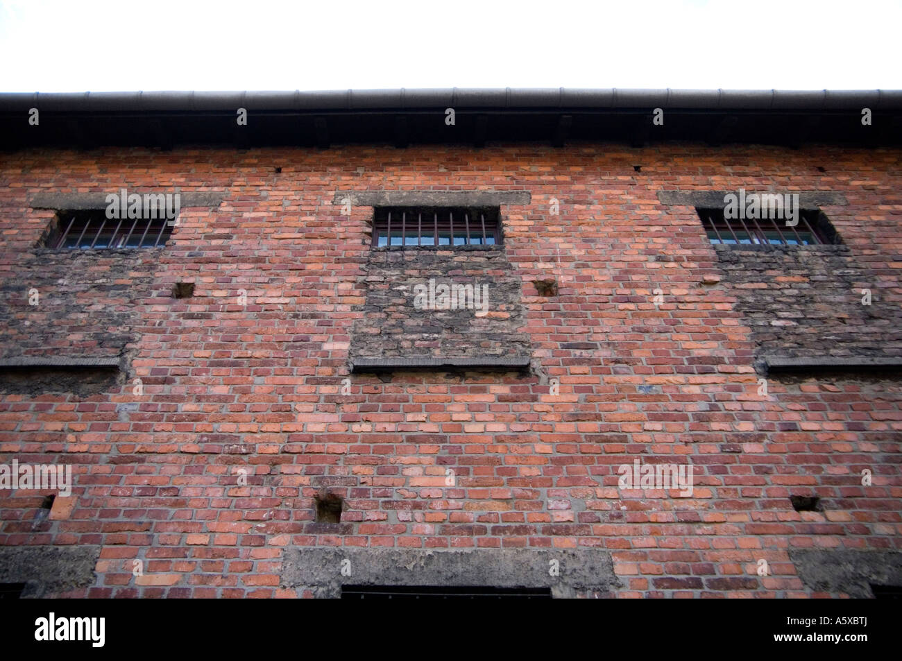 Bloccato in Windows nel campo di concentramento nazista di Auschwitz 1 vicino a Cracovia in Polonia Foto Stock