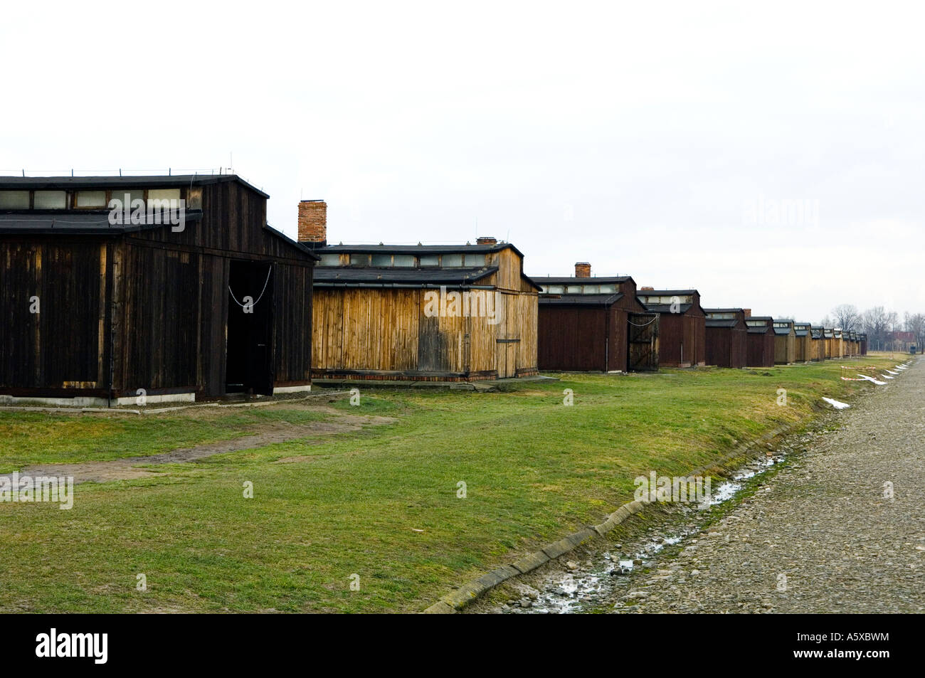 Il dormitorio di capanne nel campo di concentramento nazista di Auschwitz-Birkenau vicino a Cracovia in Polonia Foto Stock