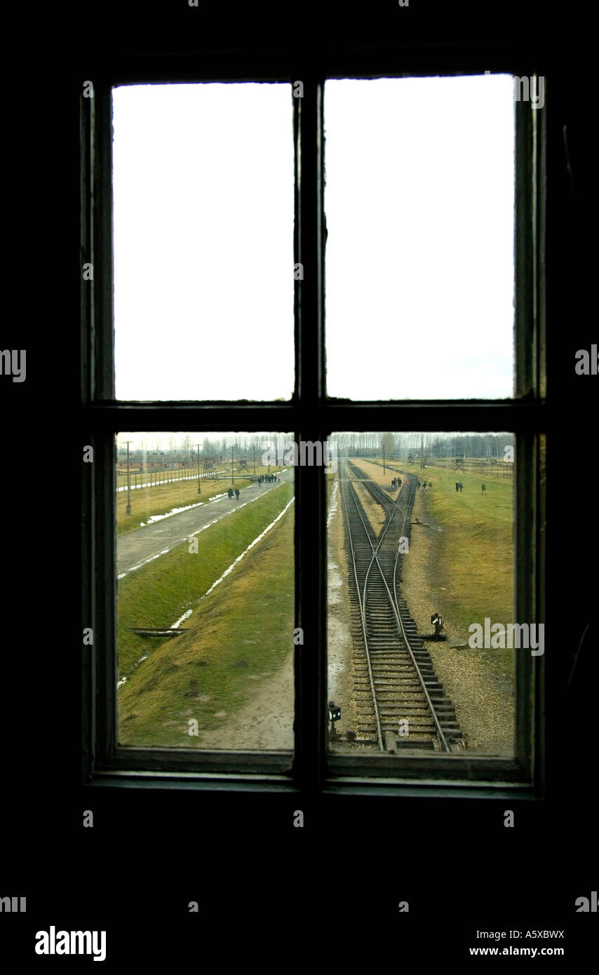 Vista attraverso una finestra di torre di avvistamento dei binari ferroviari nel campo di concentramento nazista di Auschwitz-Birkenau vicino a Cracovia in Polonia Foto Stock