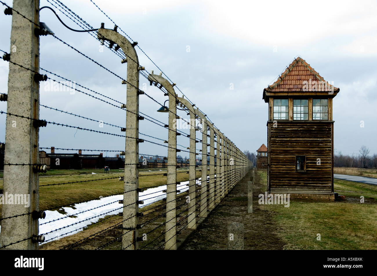 Filo spinato recinzioni in campo di concentramento nazista di Auschwitz-Birkenau vicino a Cracovia in Polonia Foto Stock