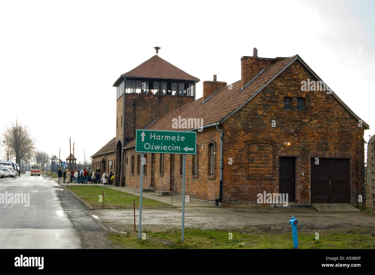 Edifici amministrativi nel campo di concentramento nazista di Auschwitz-Birkenau vicino a Cracovia in Polonia Foto Stock