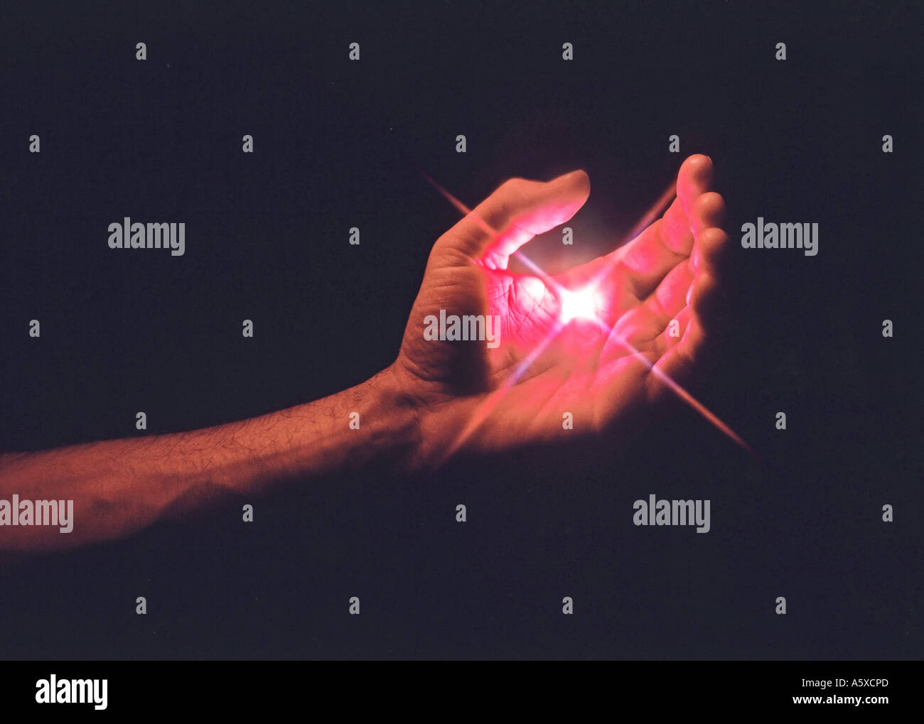 Azienda di energia della luce laser di colpire styrofoam in mano Foto Stock