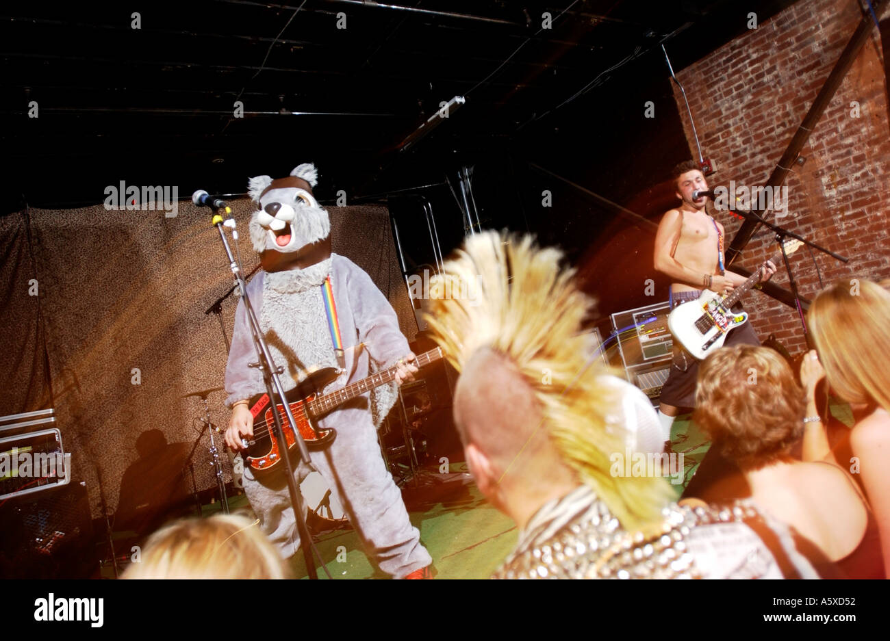 Il punk rock concerto con il chitarrista vestito in costume scoiattolo Foto Stock