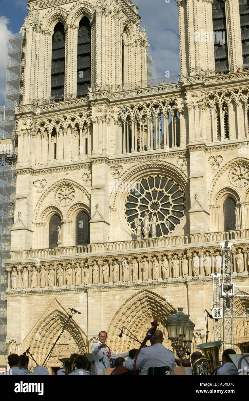 Philippe Reno conduce la polizia francese orchestra fuori la cattedrale di Notre Dame, Paris, Francia, 19 agosto 2004 il sessantesimo anniversario della liberazione della città, Foto Stock