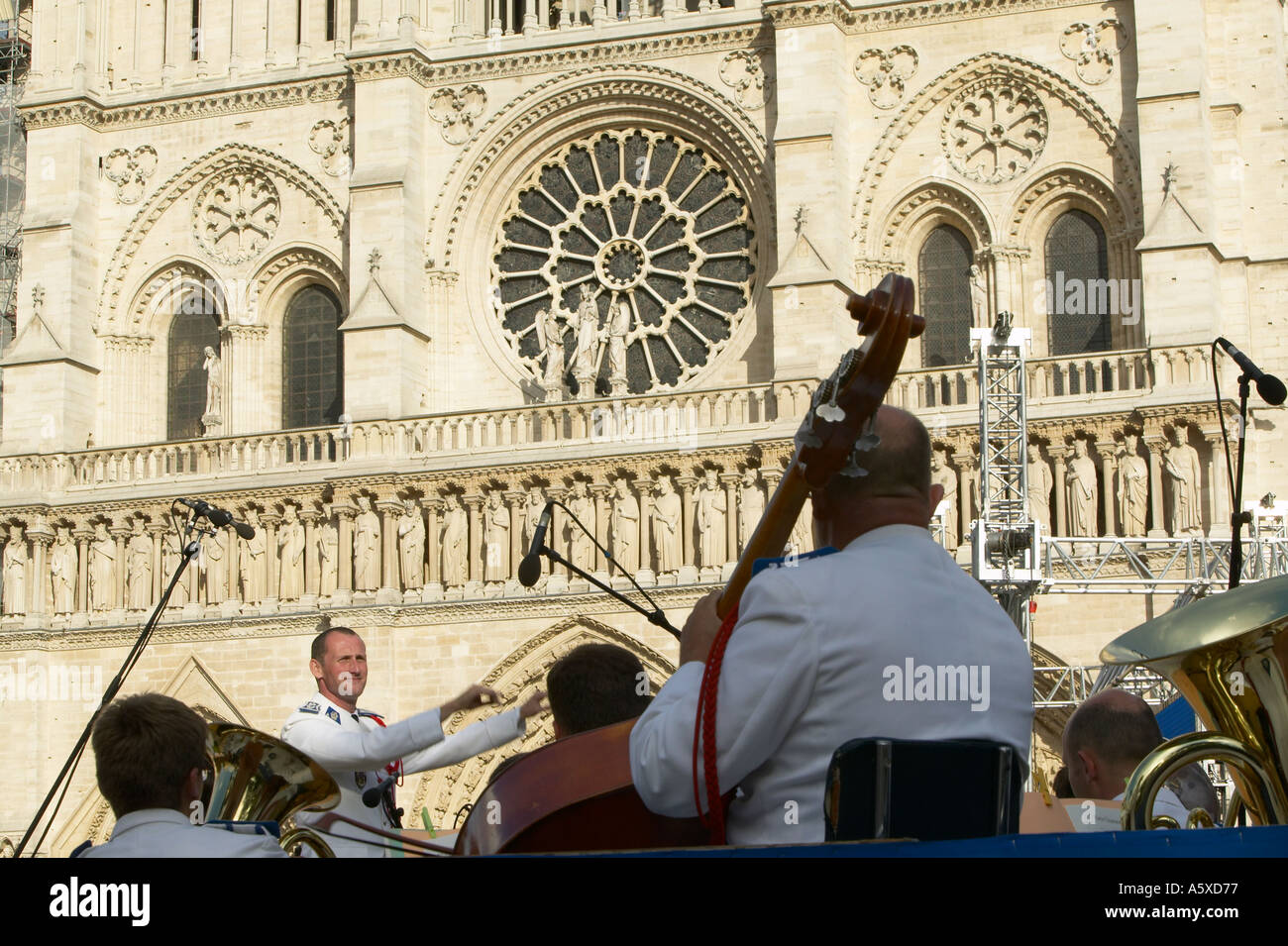 Philippe Reno conduce la polizia francese orchestra fuori la cattedrale di Notre Dame, Paris, Francia, 19 agosto 2004 il sessantesimo anniversario della liberazione della città, Foto Stock