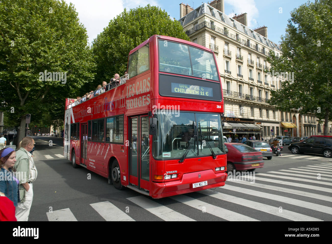 Bus rosso a due piani porta i turisti intorno ai siti turistici di Parigi Francia Agosto 2004 Foto Stock