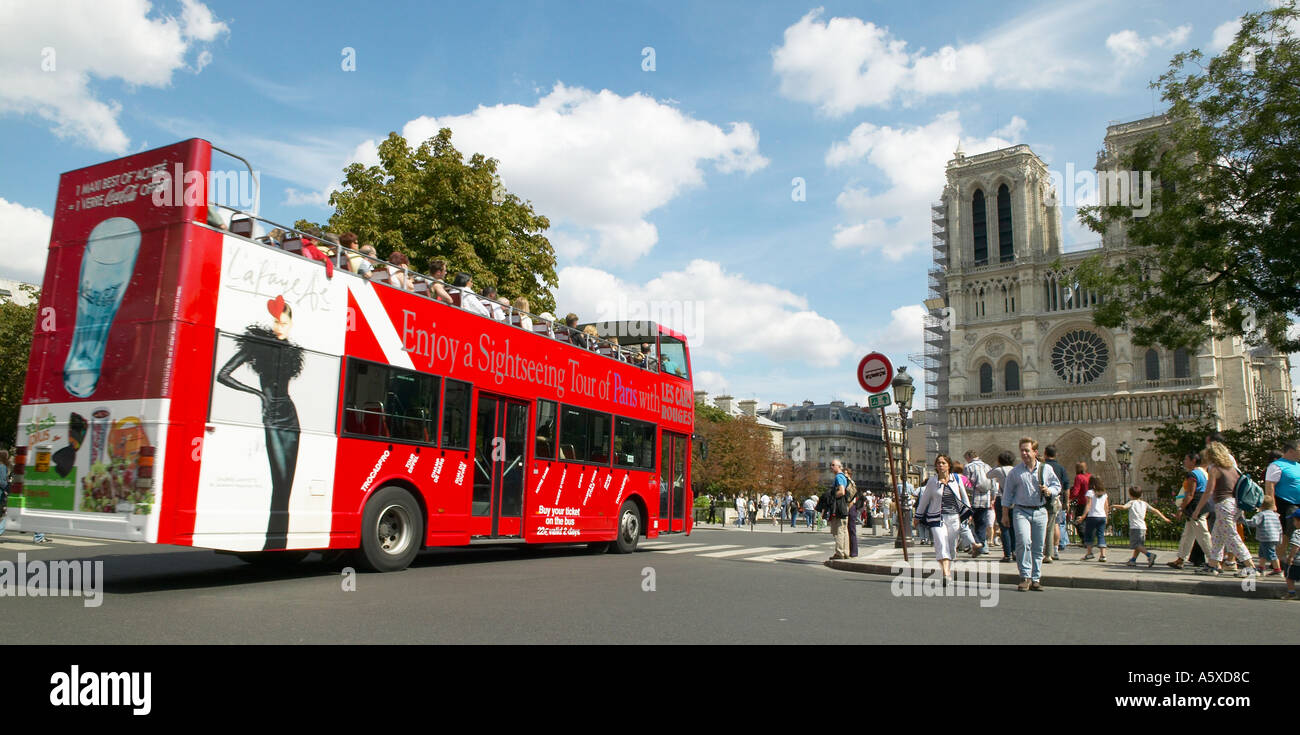Bus rosso a due piani porta i turisti oltre la cattedrale di Notre Dame a Parigi Francia Agosto 2004 Foto Stock