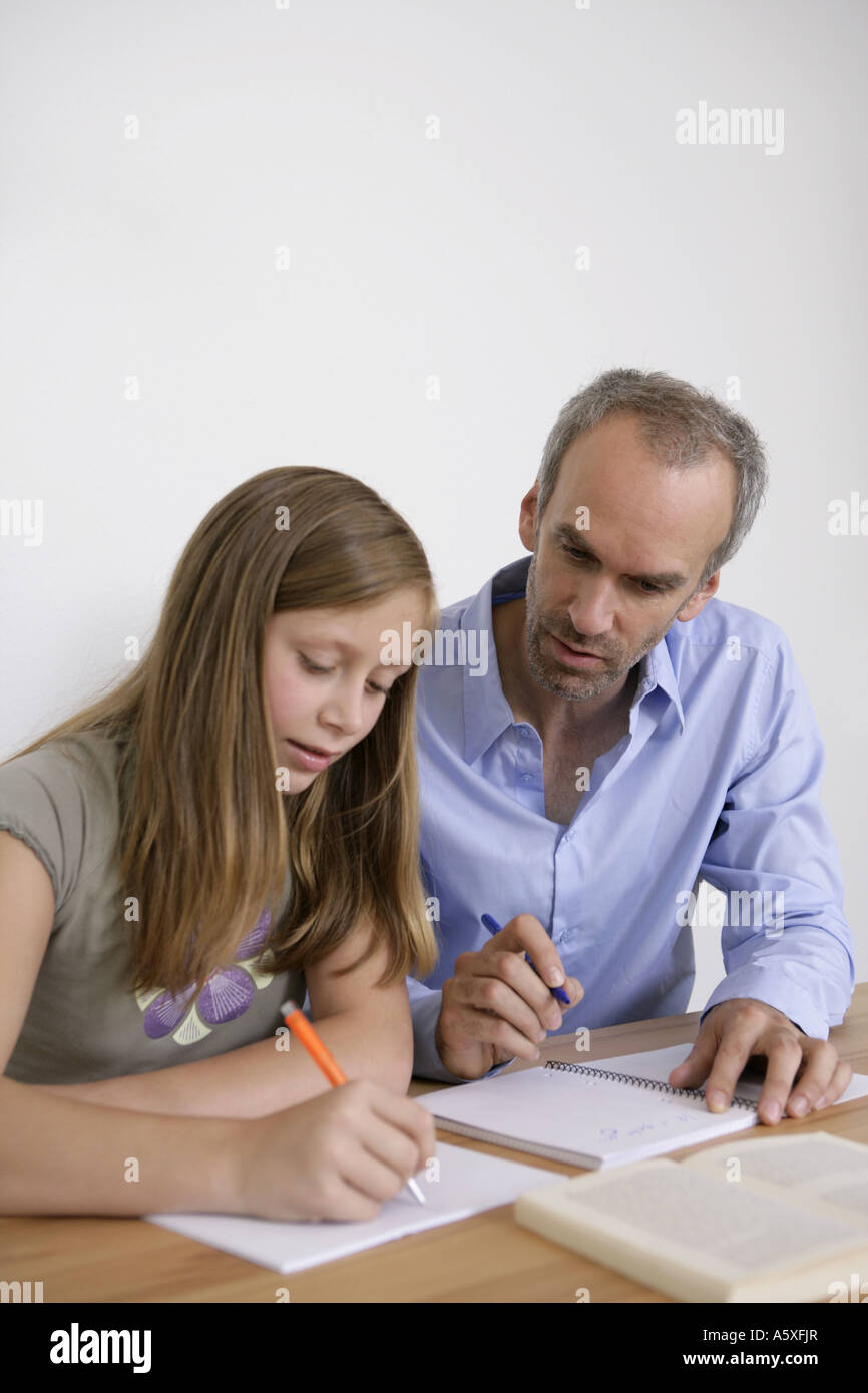 Padre prendendo i compiti della figlia Foto Stock