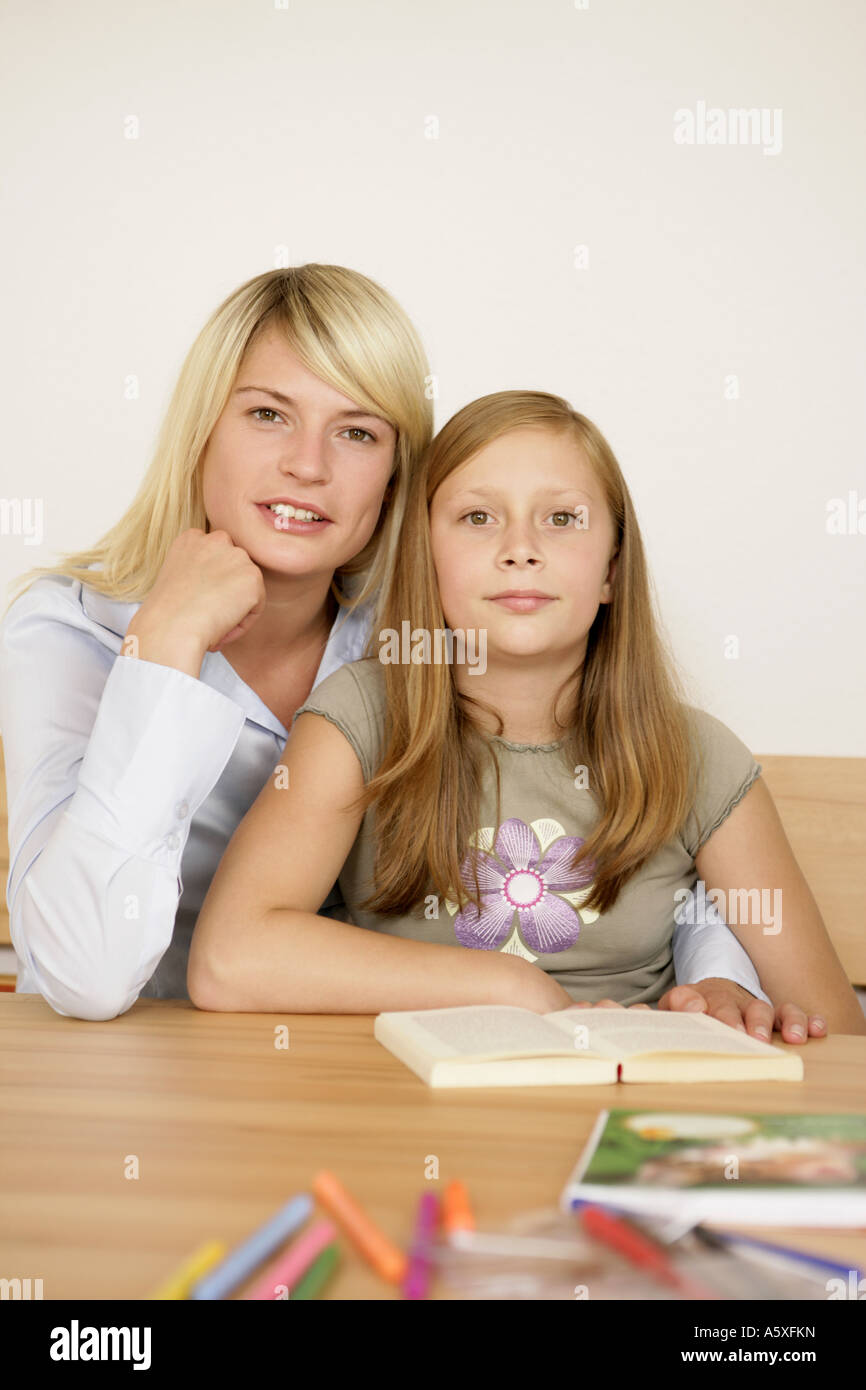 Madre assunzione di compiti della figlia Foto Stock