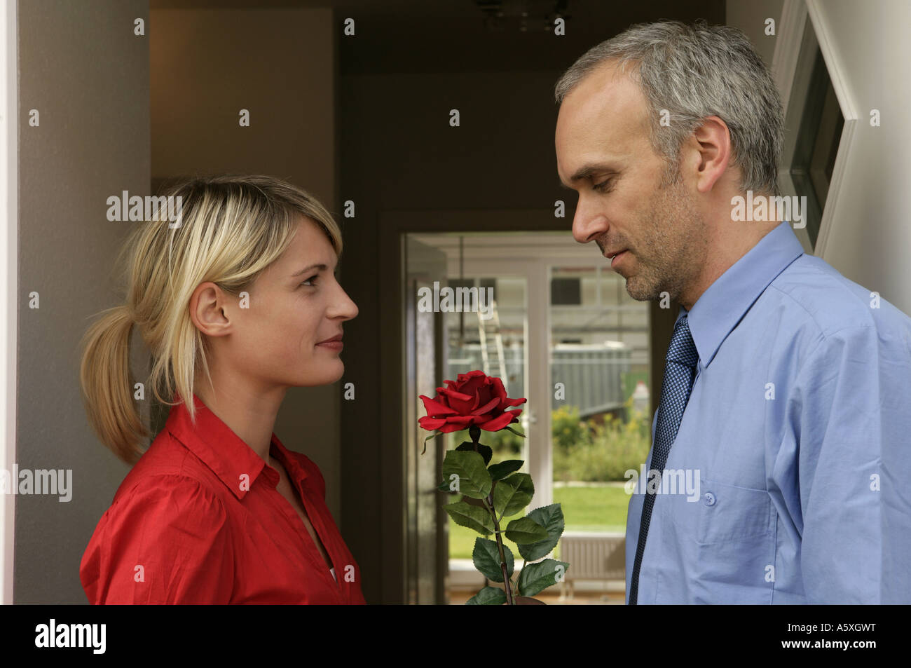 L uomo dando una rosa a una donna close up Foto Stock