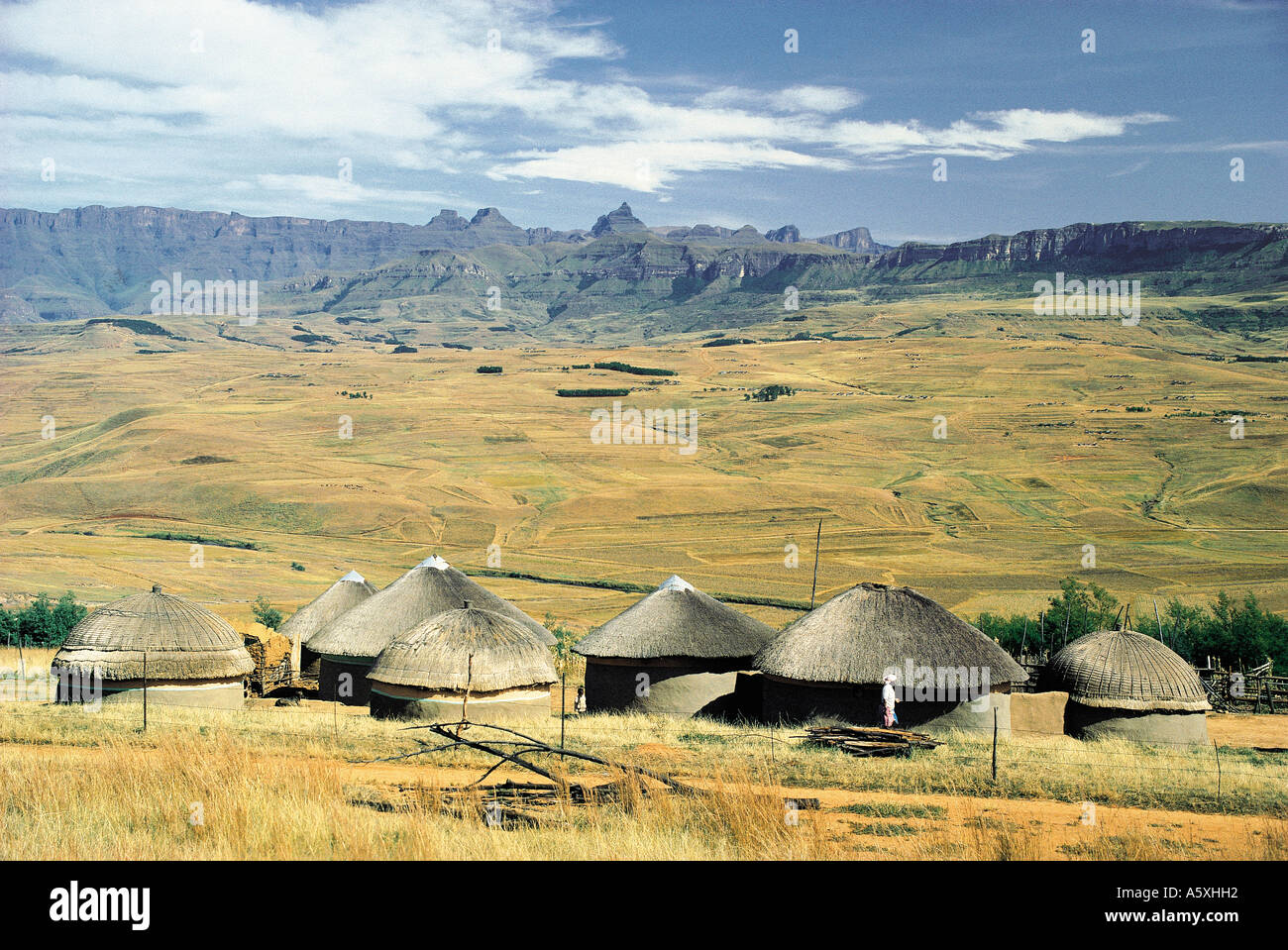 Case Zulu e Cattedrale di picco montagne Drakensberg Sud Africa Foto Stock