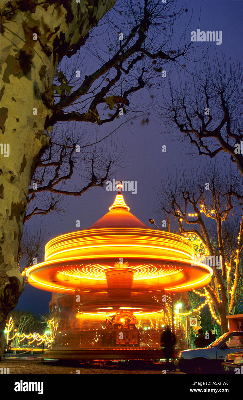 Merry-go-round al crepuscolo (Aix-en-Provence Francia). Giostra photographié Entre Chien et Loup (Aix-en-Provence Francia). Foto Stock