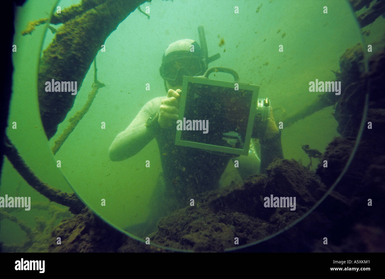 Autoritratto di un snorkeller in uno specchio. Auto-ritratto d'onu apnéiste plongeur dans un miroir. Foto Stock