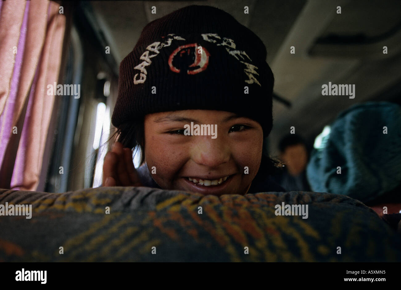 Giovane ragazza trisomic in un bus (Perù). Fillette trisomique dans un bus (Pérou). Foto Stock