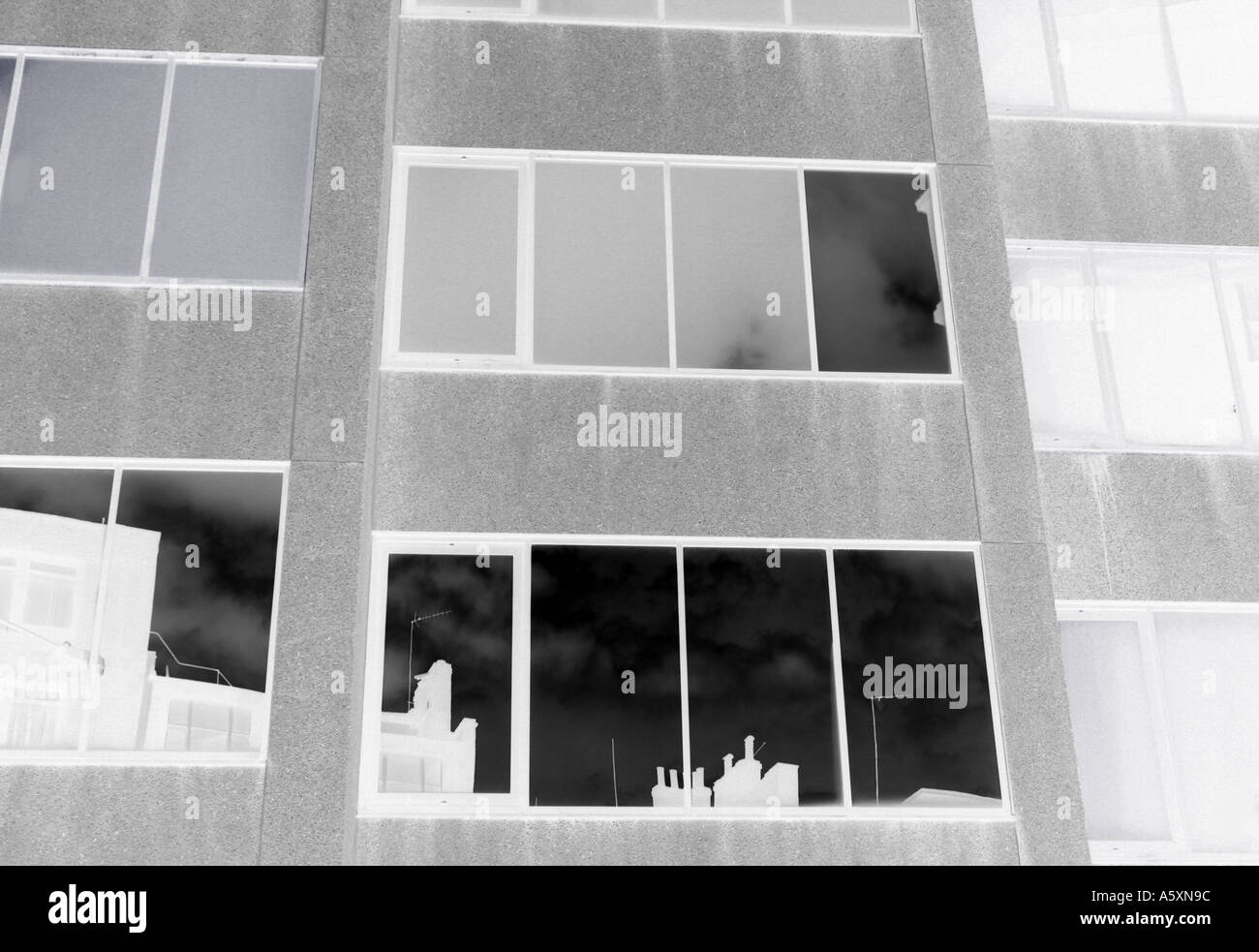 La riflessione di grigio degli edifici nella finestra Londra Foto Stock
