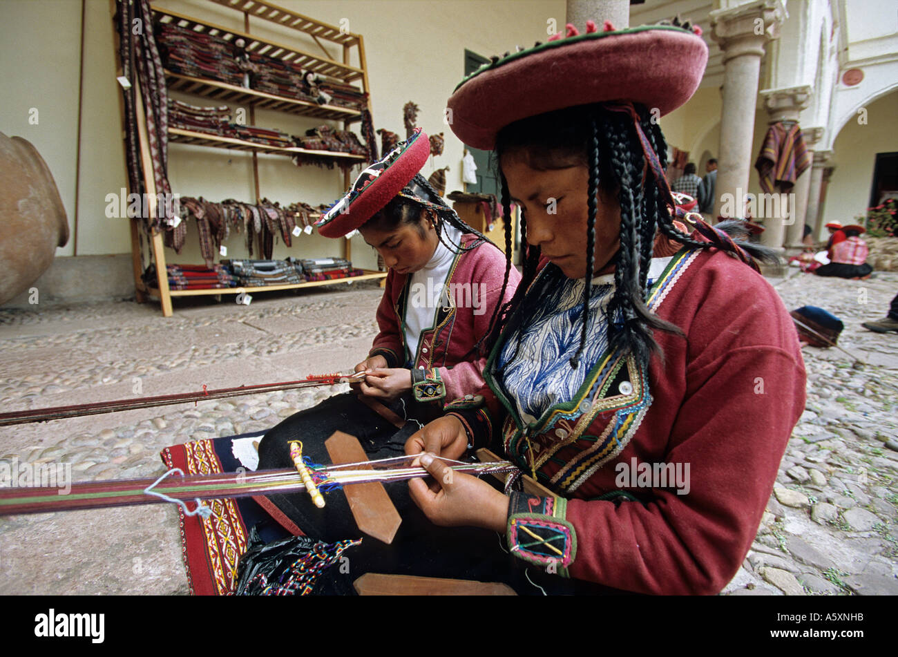 Tessitori peruviani vestiti in abiti tradizionali (Cuzco - Perù). Tisseuses péruviennes en costume traditionnel (Cuzco - Pérou). Foto Stock