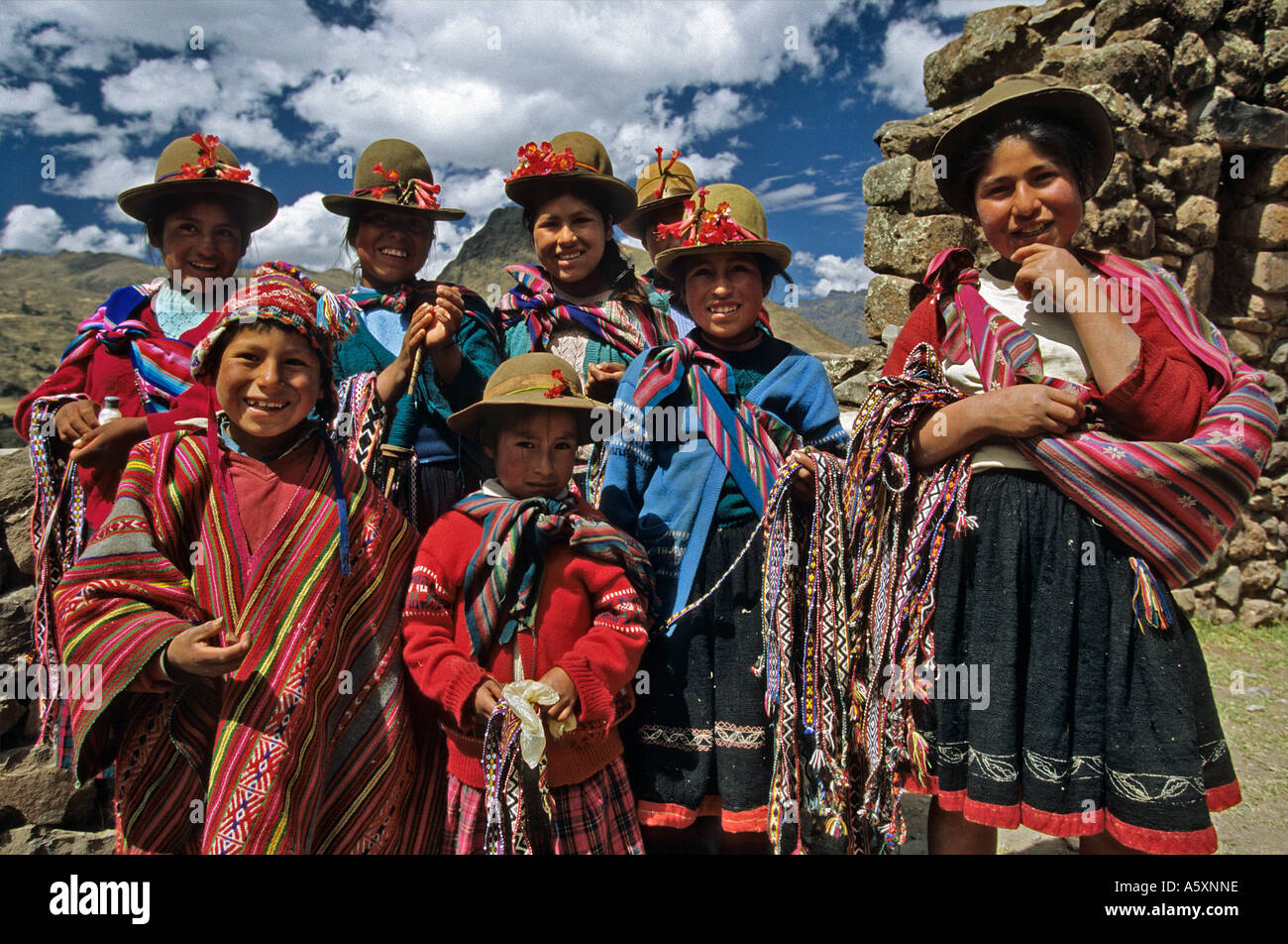 I bambini peruviani in posa per una fotografia (Perù). Enfants péruviens posant pour la foto. Site archéologique de Pisac (Pérou). Foto Stock