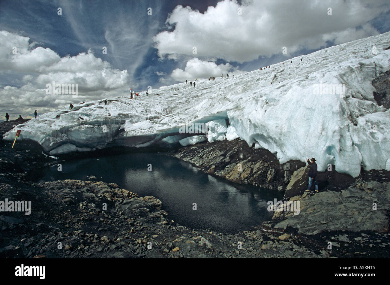 I turisti sul ghiacciaio di Pastoruri (Perù). Touristes sur le glacier Pastoruri (Pérou). Foto Stock