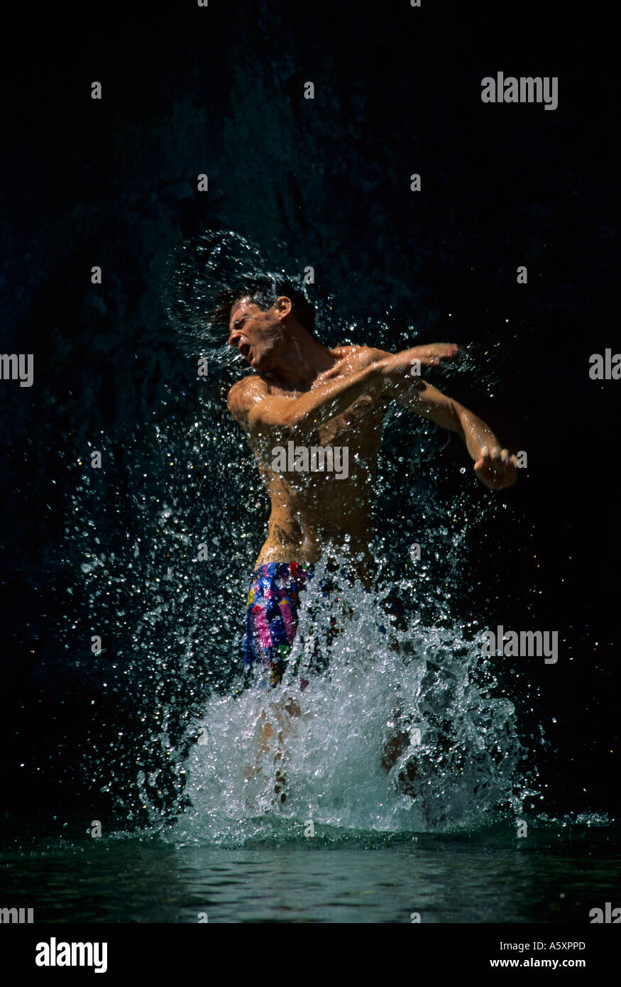 Un nuotatore che appaiono improvvisamente fuori delle acque nelle gole del Verdon. Nageur surgissant de l'eau dans les Gorges du Verdon Foto Stock
