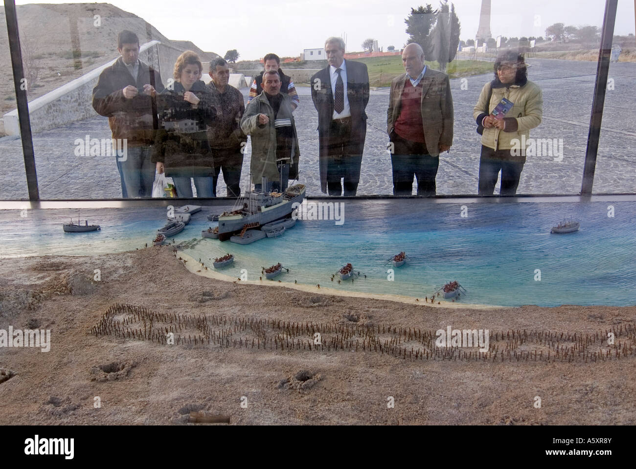 I turisti alla ricerca di una mappa che mostra gli sbarchi Alleati durante il 1915 Gallipoli sbarchi, foto scattata a Gallipoli, Turchia Foto Stock
