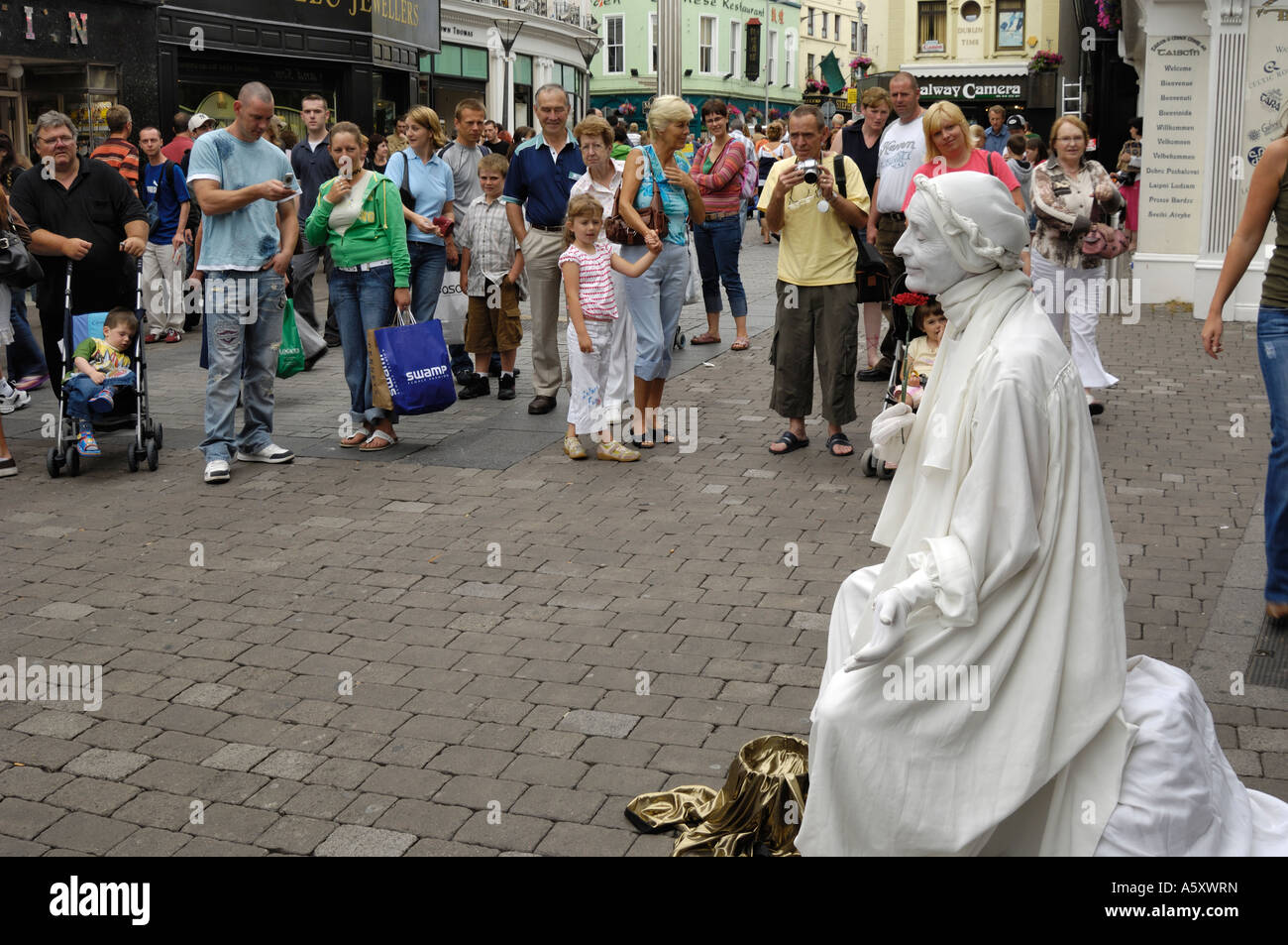 Statua umana, Street performer, Galway, Irlanda Foto Stock