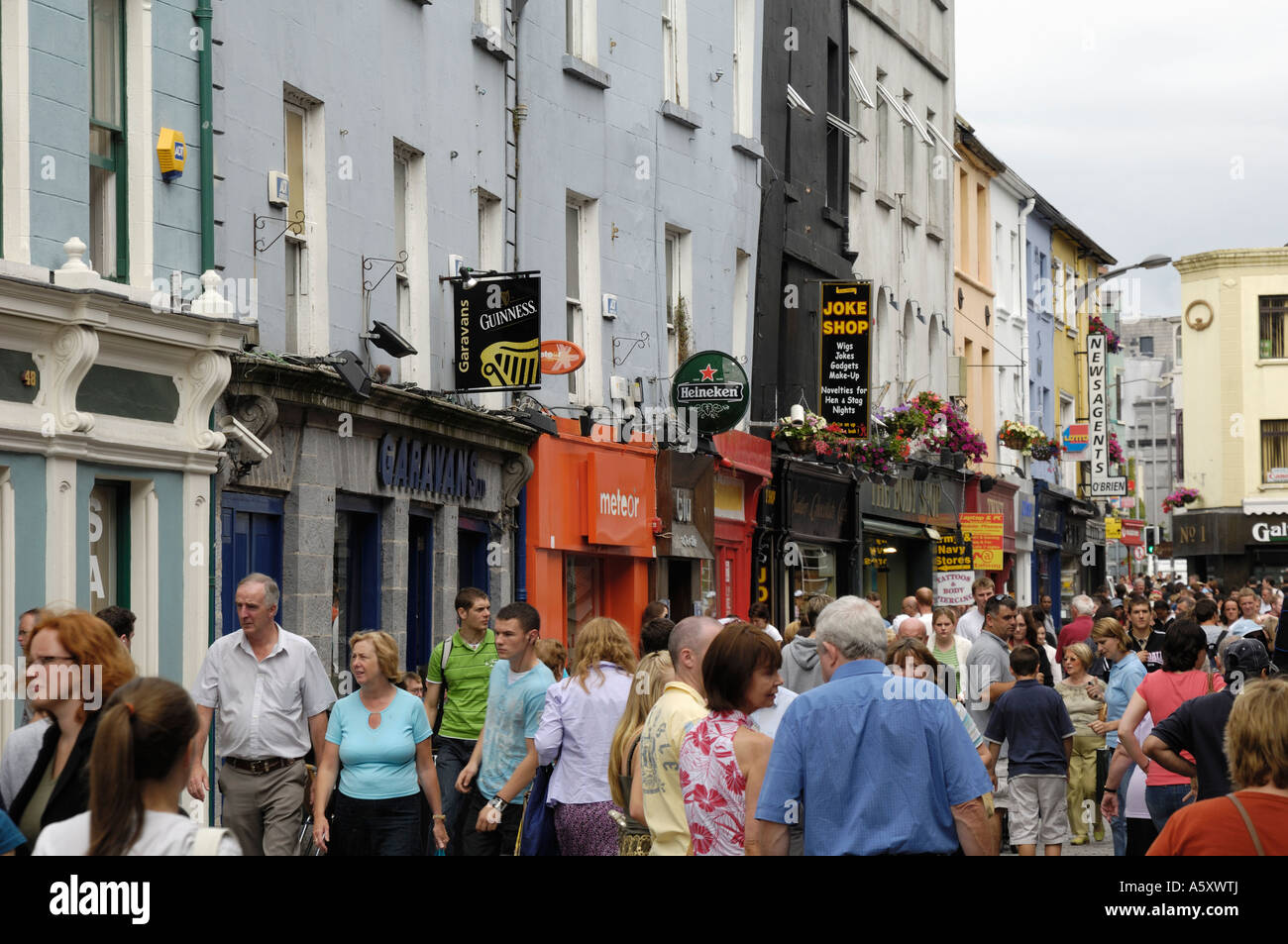 Strade trafficate di Galway (Shop Street / High Street), Irlanda Foto Stock