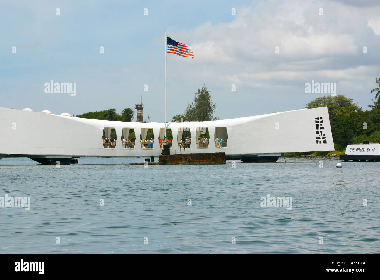 L'Arizona Memorial presso Pearl Harbor con bandiera degli Stati Uniti Oahu Hawaii Foto Stock