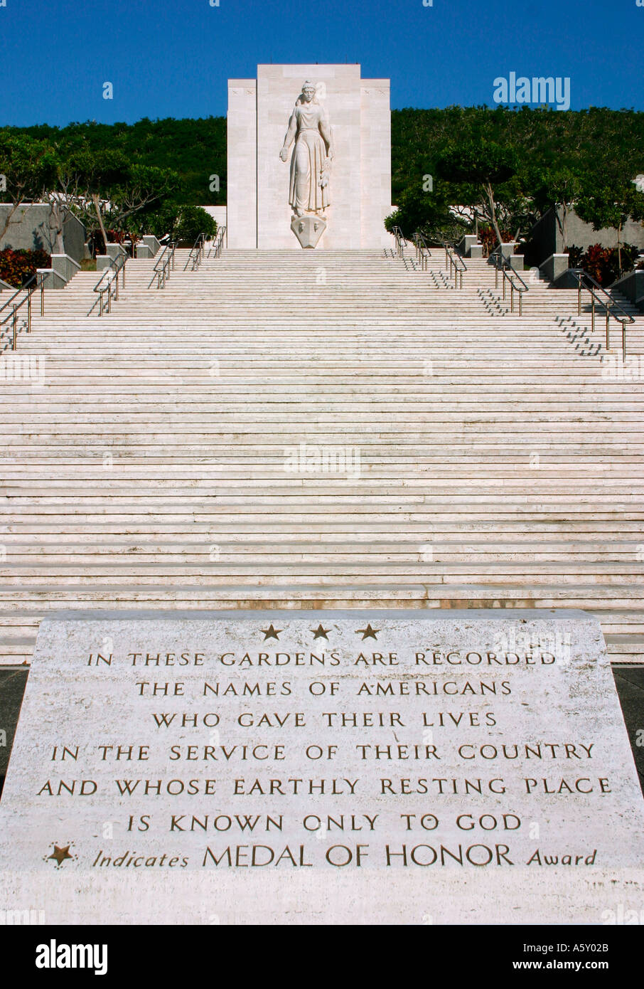 Omaggio e la scala per il National Memorial Cemetery del Pacifico un cimitero nazionale e Memoriale di guerra a Honolulu Oahu Foto Stock