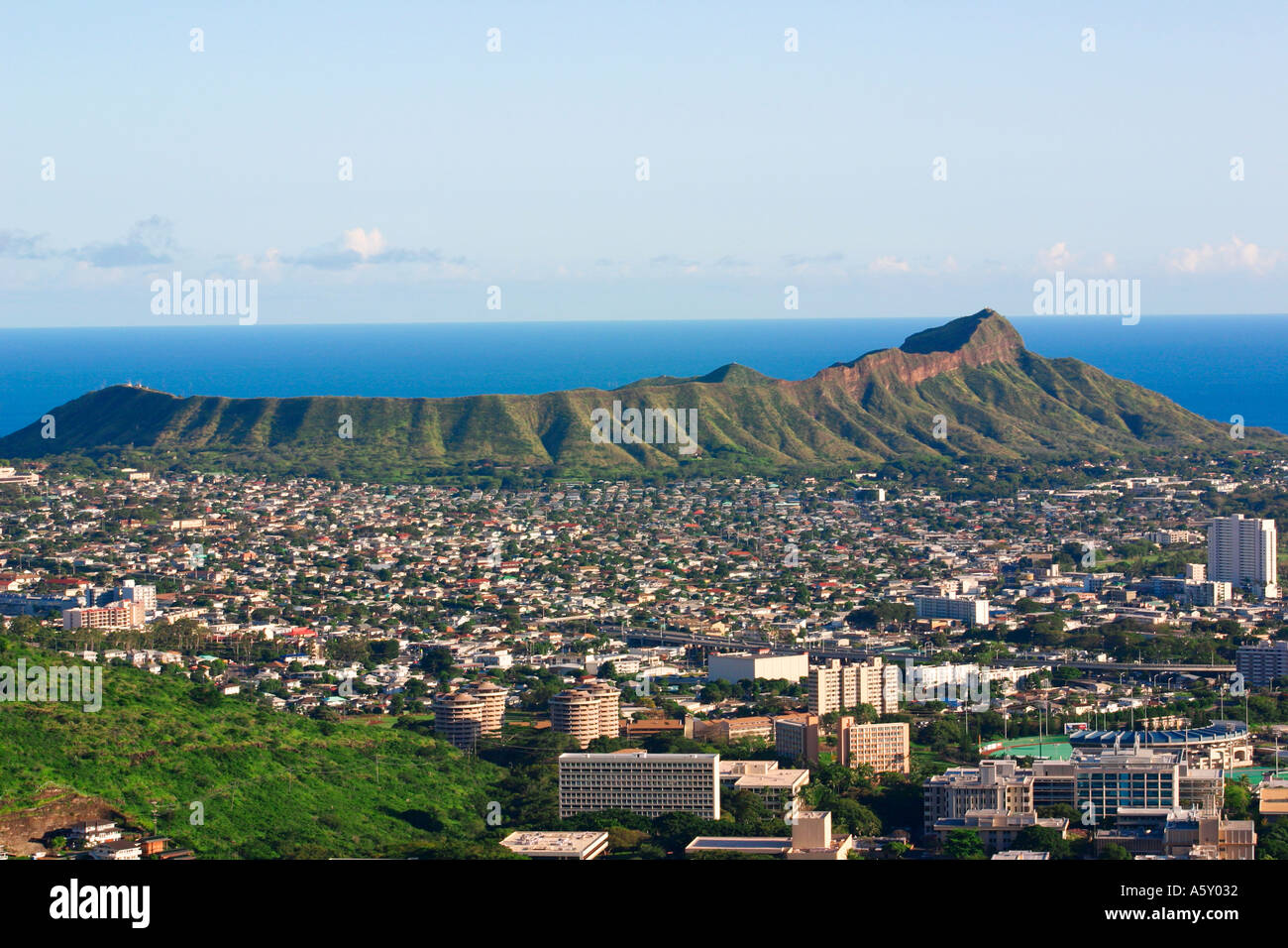 Alta un ampio angolo di visione del Diamond Head cratere vulcanico con ocean terreni e cityscape compresi Waikiki e l'Oceano Pacifico Foto Stock