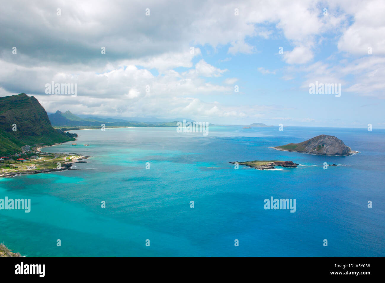 Isola dei conigli e la costa Waimanalo di Oahu con profonda chiaro Oceano Pacifico molte sfumature di blu parzialmente nuvoloso sky Foto Stock