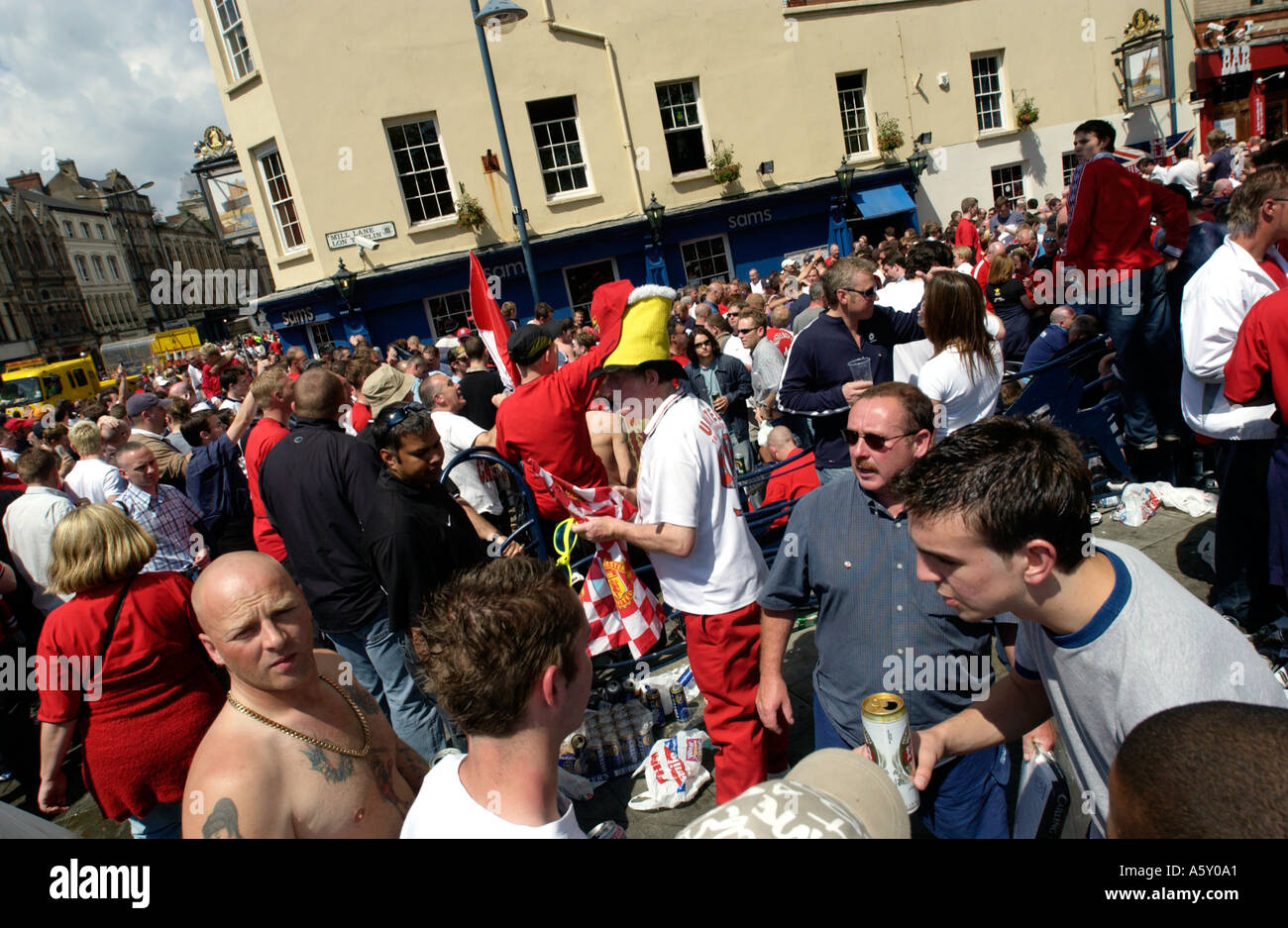 Grande folla di Manchester United football fans in città per la finale di FA Cup di bere fuori in Mill Lane Cardiff South Wales UK Foto Stock