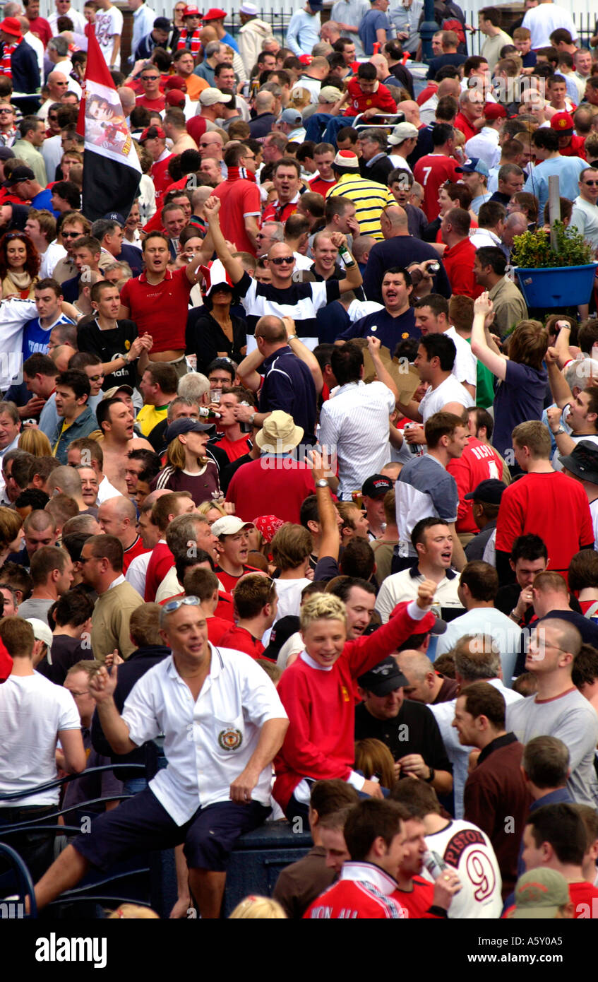 Grande folla di Manchester United football fans in città per la finale di FA Cup di bere fuori in Mill Lane Cardiff South Wales UK Foto Stock