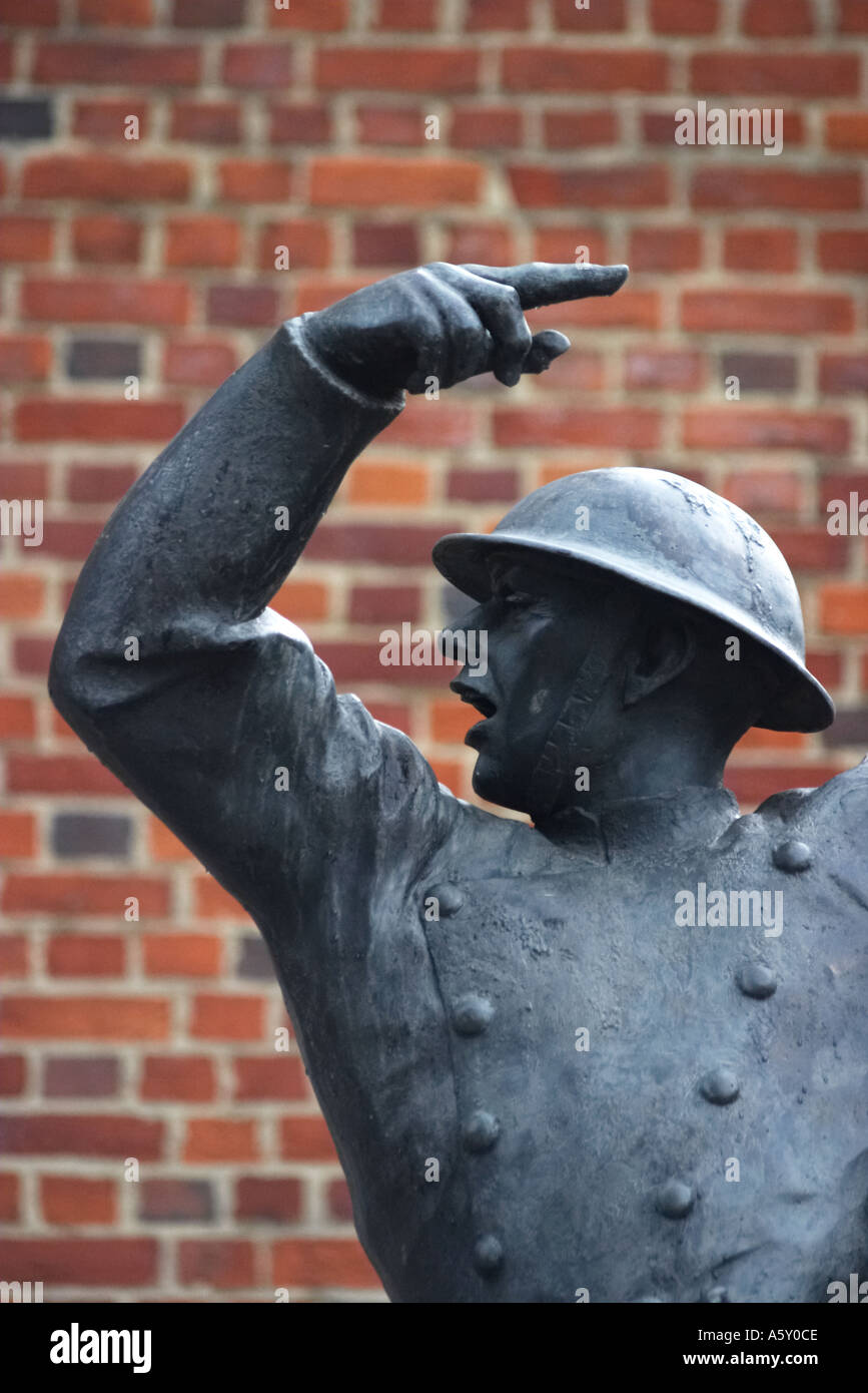 Dettaglio dal memorial statua a WW2 vigili del fuoco St Pauls Londra Foto Stock