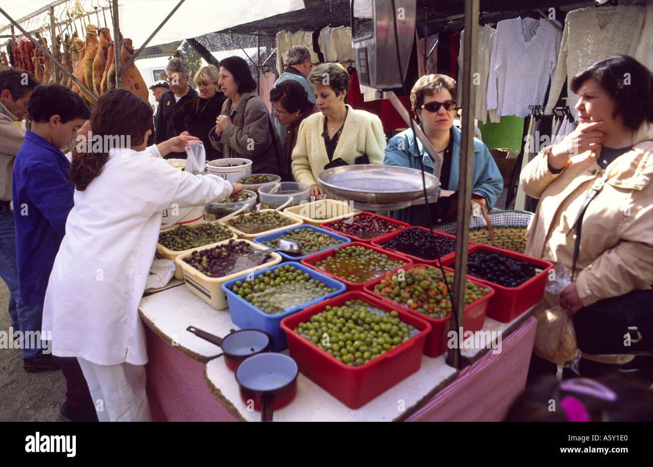 Un mercato in stallo la vendita di olive nella città di Camprodon, Catalogna, Spagna. Foto Stock