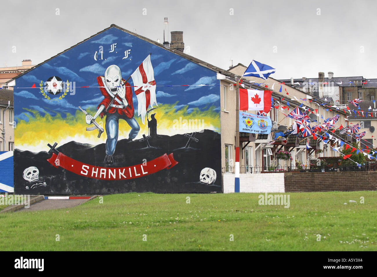 Murale di Belfast del muscolo scheletrico figura nei cimiteri lealisti Foto Stock