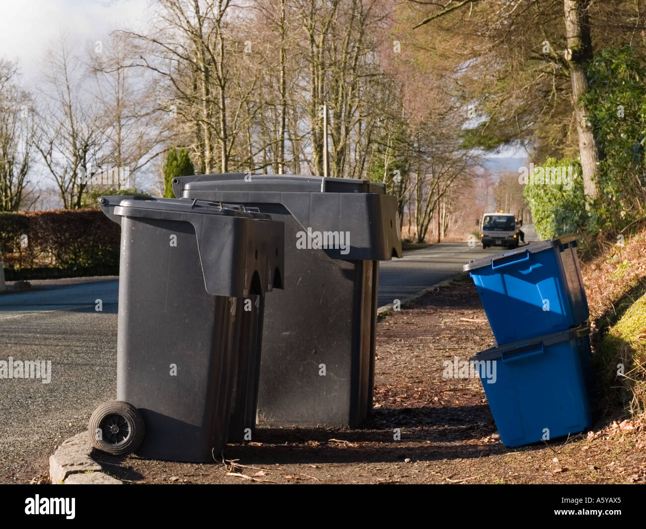 Scatole per il riciclaggio a lato del marciapiede accanto ai 2 bidoni a rotelle sul lato della strada il giorno della raccolta dei rifiuti domestici. Scozia Regno Unito Foto Stock