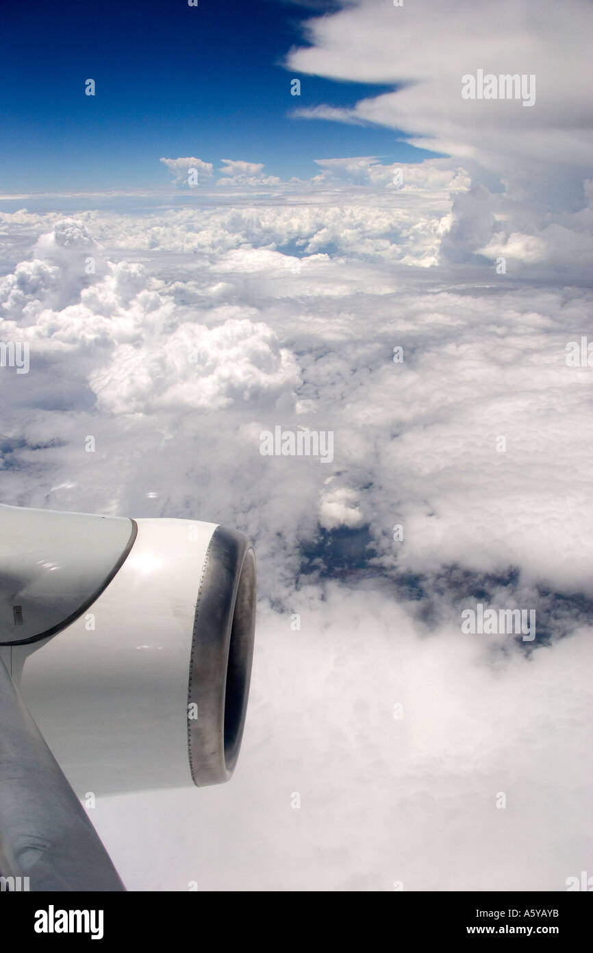 Vista lato passeggero di aereo jet e le nuvole. Foto Stock